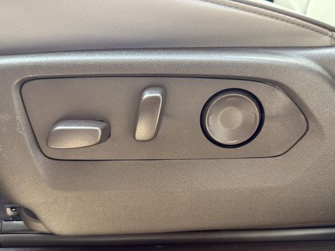 Used 2024 GMC Yukon SLT w/ SLT Premium Package RWD image 13