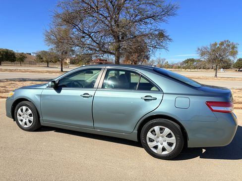 Used 2010 Toyota Camry LE image 3