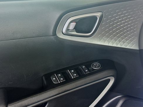 Used 2025 Kia Soul LX w/ LX Technology Package FWD image 15