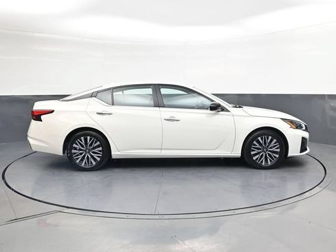 Used 2025 Nissan Altima 2.5 SV FWD image 3