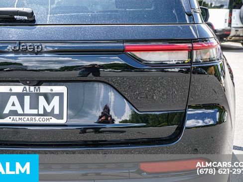 Used 2025 Jeep Grand Cherokee Altitude AWD/4WD image 12