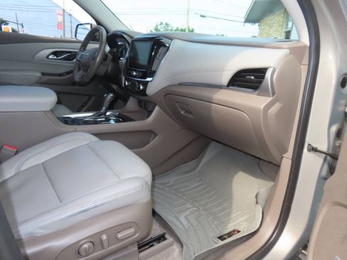 Used 2018 Chevrolet Traverse LT FWD image 17