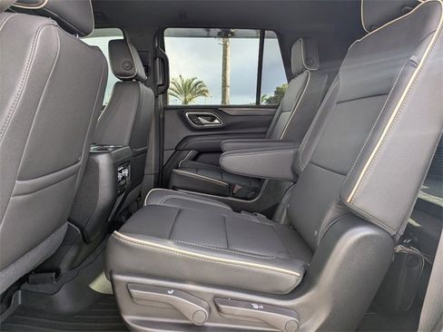 Used 2024 GMC Yukon SLT w/ SLT Luxury Package image 17