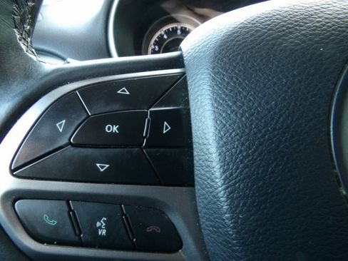 Used 2019 Jeep Cherokee Latitude Plus w/ Comfort/Convenience Group image 33