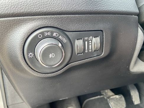 Used 2019 Jeep Compass Latitude FWD image 46
