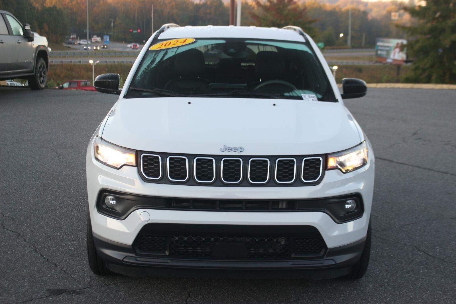 Used 2024 Jeep Compass Latitude AWD/4WD image 2