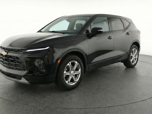 Used 2025 Chevrolet Blazer LT image 2