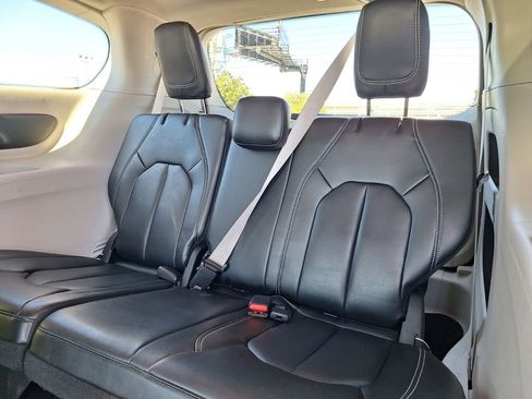 Used 2023 Chrysler Pacifica Touring-L image 10
