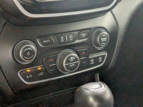 Used 2019 Jeep Cherokee Limited AWD/4WD image 19