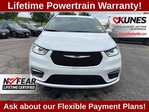 Used 2023 Chrysler Pacifica Touring-L FWD image 11