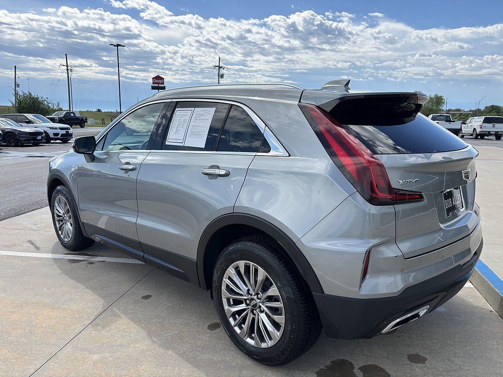 Used 2024 Cadillac XT4 Premium Luxury FWD image 3