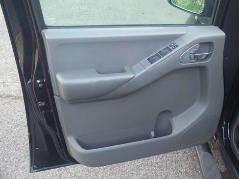 Used 2010 Nissan Frontier SE AWD/4WD image 16