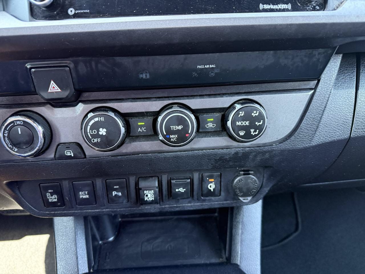 Used 2020 Toyota Tacoma TRD Off-Road w/ Technology Package AWD/4WD image 32