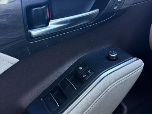 Used 2020 Toyota Highlander Limited image 30