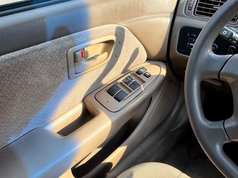 Used 2000 Toyota Camry LE FWD image 16
