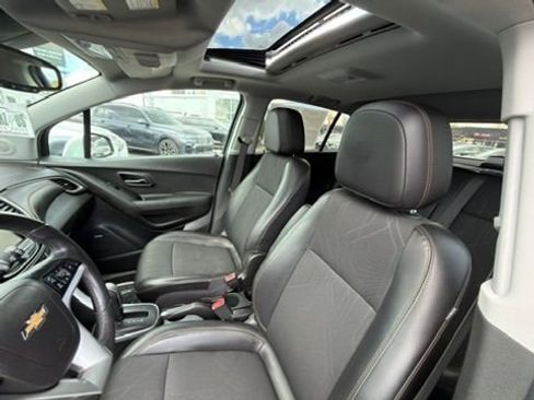 Used 2019 Chevrolet Trax LT w/ Sun & Sound Package image 20
