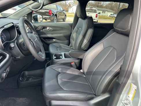 New 2026 Chrysler Voyager LX image 10