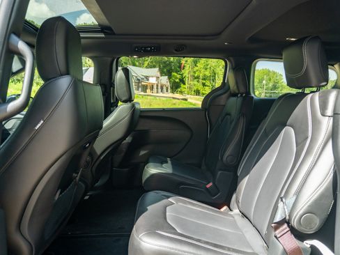 Used 2025 Chrysler Pacifica Select FWD image 14