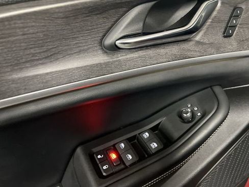 Used 2024 Jeep Grand Cherokee Limited w/ Black Appearance Package image 23