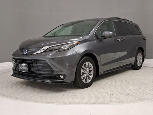 Used 2025 Toyota Sienna XLE w/ XLE Plus Package FWD image 25
