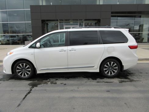 Used 2020 Toyota Sienna XLE Premium image 4