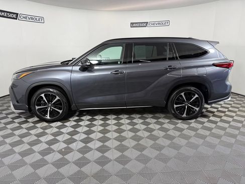 Used 2021 Toyota Highlander XSE AWD/4WD image 3