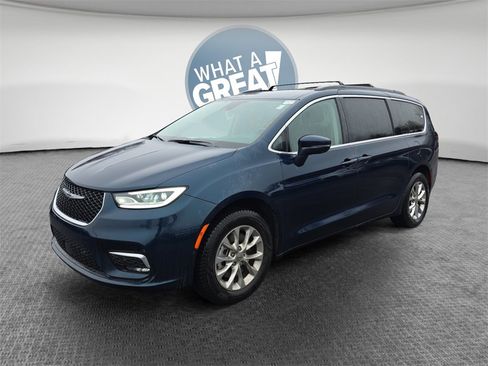 Used 2022 Chrysler Pacifica Touring-L w/ Uconnect Theater Family Group image 8