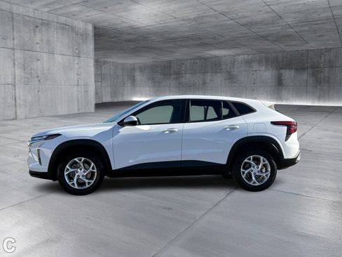 Used 2024 Chevrolet Trax LS w/ LS Convenience Package image 2