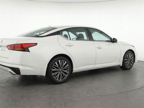 Used 2025 Nissan Altima 2.5 SV FWD image 9