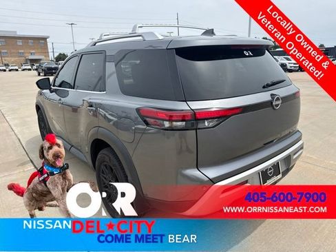 Used 2023 Nissan Pathfinder SL AWD/4WD image 3