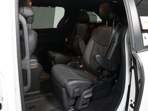Certified 2025 Toyota Sienna Platinum FWD image 6