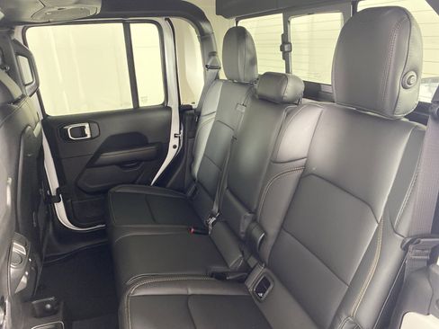 New 2026 Jeep Gladiator Sahara image 27