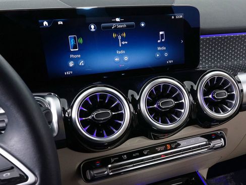 Used 2025 Mercedes-Benz GLB 250 4MATIC image 26