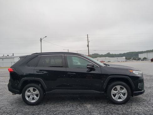 Used 2019 Toyota RAV4 XLE w/ Convenience Package FWD image 2