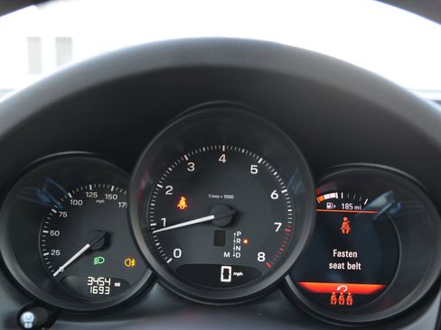 Certified 2025 Porsche Macan image 18