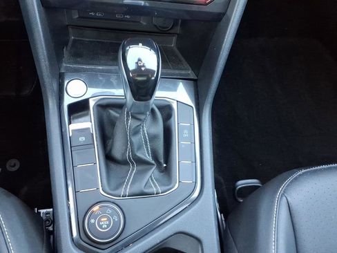 Used 2022 Volkswagen Tiguan SE w/ Panoramic Sunroof Package image 16