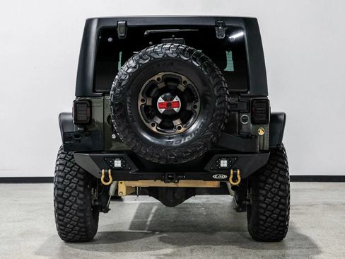 Used 2015 Jeep Wrangler Unlimited Rubicon w/ Connectivity Group AWD/4WD image 7