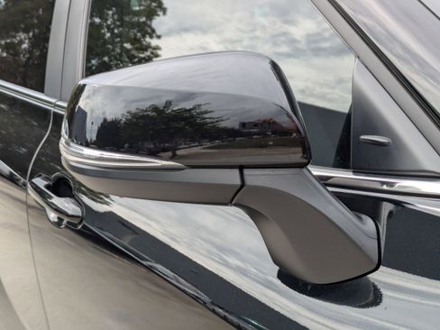 Used 2023 Toyota Highlander XLE image 12