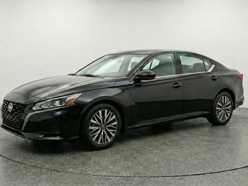 Used 2025 Nissan Altima 2.5 SV FWD image 3