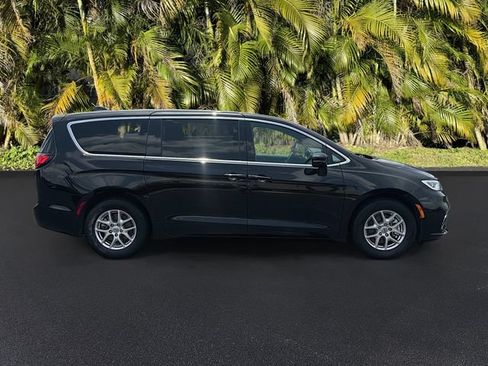 Used 2025 Chrysler Pacifica Select FWD image 4