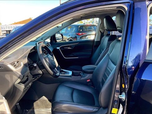 Used 2021 Toyota RAV4 XLE Premium image 14