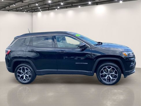 Used 2025 Jeep Compass Limited AWD/4WD image 8