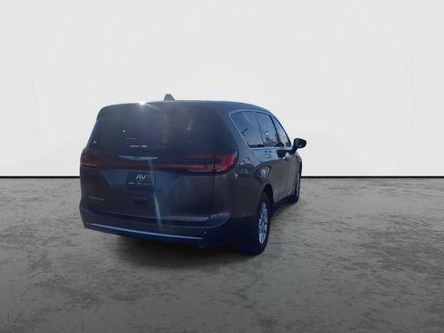 Used 2023 Chrysler Pacifica Touring-L FWD image 7