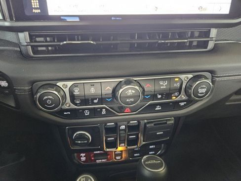 Used 2025 Jeep Gladiator Rubicon w/ Convenience Group AWD/4WD image 23