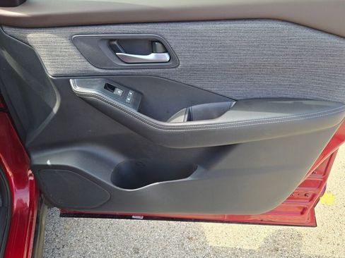 Used 2023 Nissan Rogue SV image 4