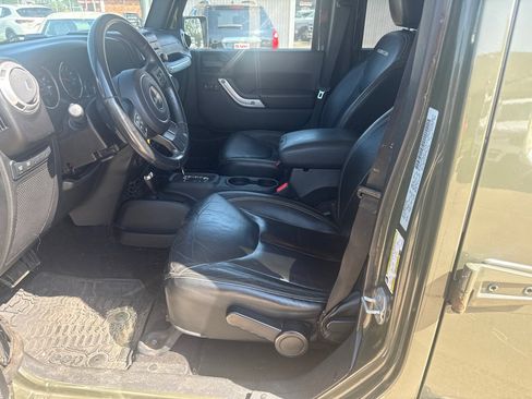 Used 2015 Jeep Wrangler Unlimited Rubicon w/ Connectivity Group AWD/4WD image 17