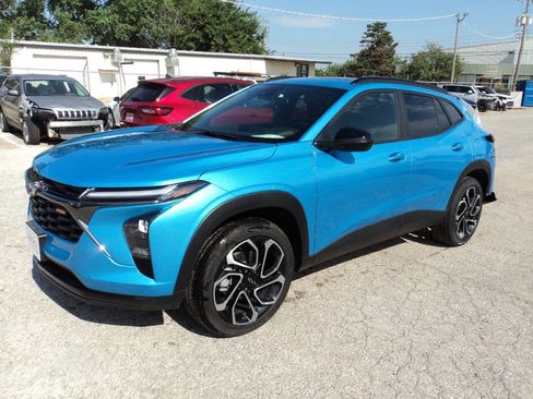 Used 2025 Chevrolet Trax RS w/ Sunroof Package image 2