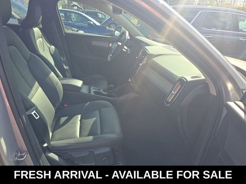 Used 2025 Volvo XC40 B5 Core image 13