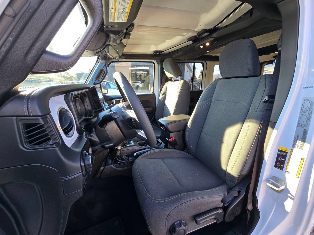 Used 2025 Jeep Wrangler Unlimited Sahara AWD/4WD image 20