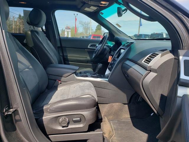 Used 2015 Ford Explorer XLT w/ Equipment Group 202A AWD/4WD image 17